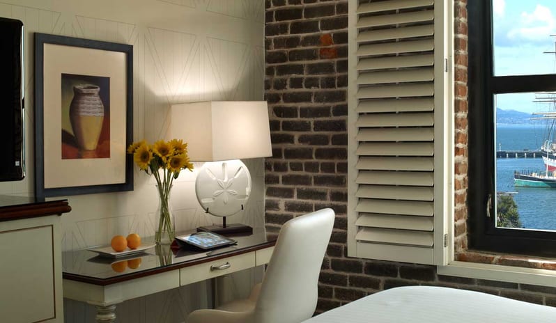 Argonatu Hotel - Deluxe King Room Desk by the window